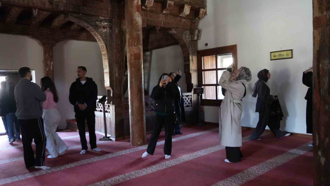 Üniversite öğrencileri, UNESCO Dünya Miras Listesi’nde Çivisiz Cami’ye hayran kaldı