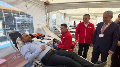Üniversite öğrencilerinden kan bağış kampanyasına yoğun ilgi