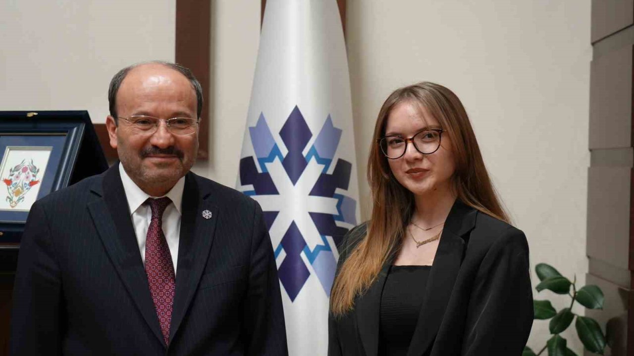 Üniversiteli Gizem, Rektör Çakmak’ın bir günlük mesaisine eşlik etti