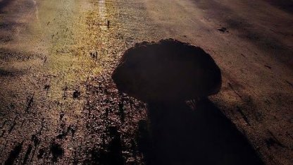 Yamaçtan kopan kaya parçaları Karabük-Yenice kara yoluna düştü
