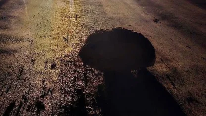 Yamaçtan kopan kaya parçaları Karabük-Yenice kara yoluna düştü