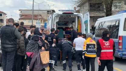 Yolun karşı tarafına geçmeye çalışan 9 yaşındaki çocuğa otomobil çarptı