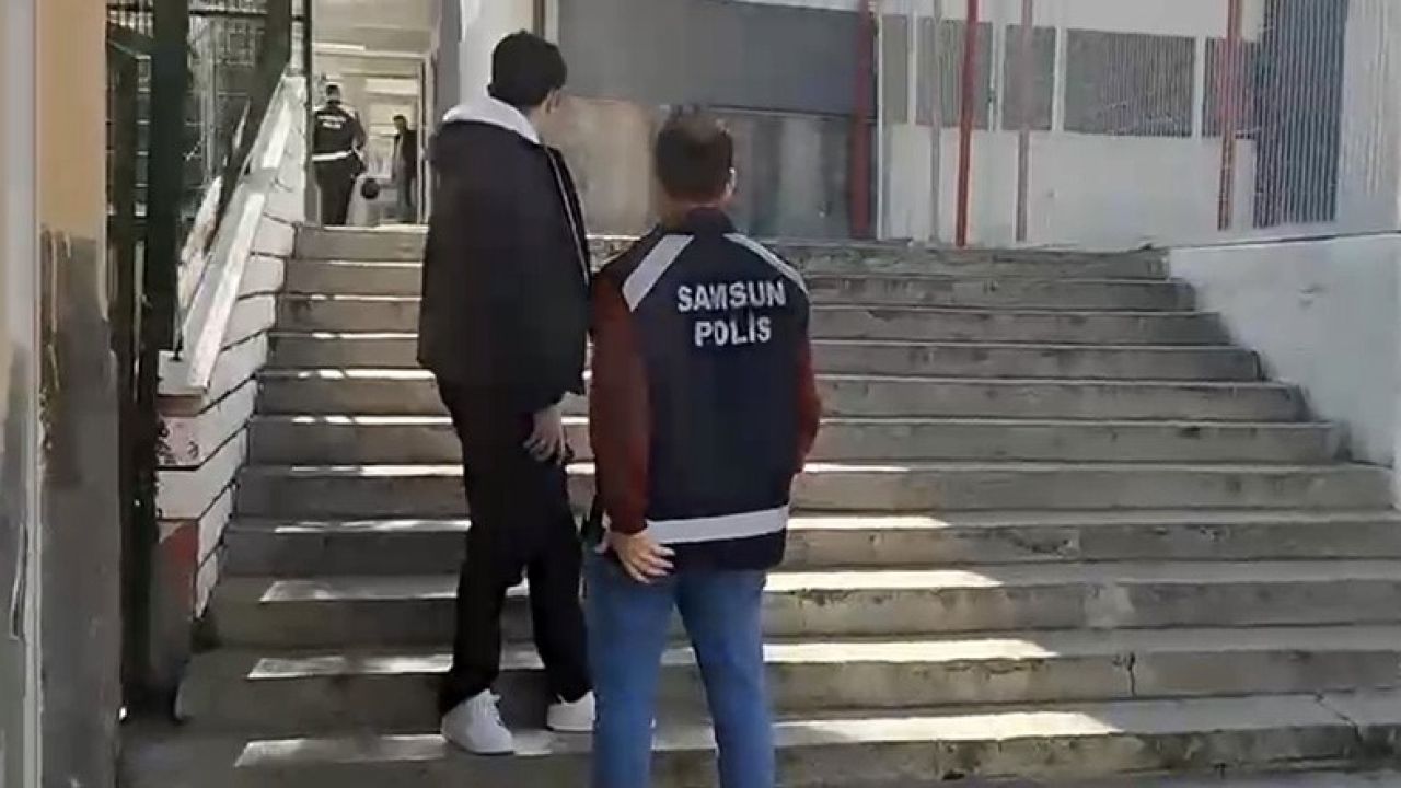 Zamanla yarışan polis kimliğini kaybeden öğrenciyi sınava yetiştirdi