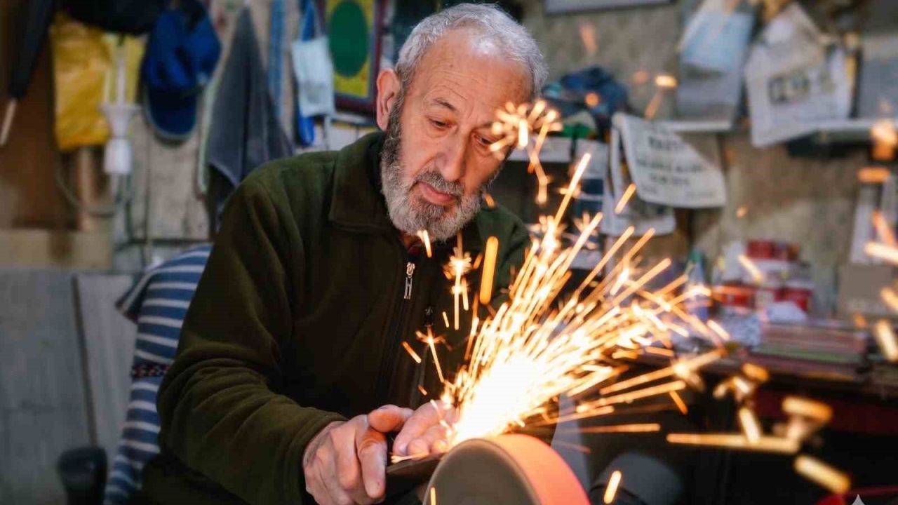 51 yıllık bıçak bileyicisi Kurban Bayramı mesaisine başladı