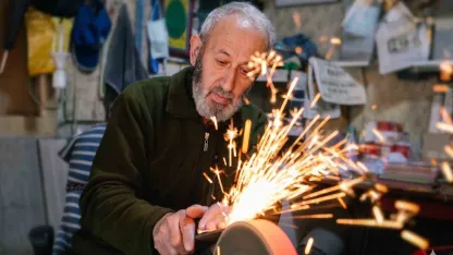 51 yıllık bıçak bileyicisi Kurban Bayramı mesaisine başladı