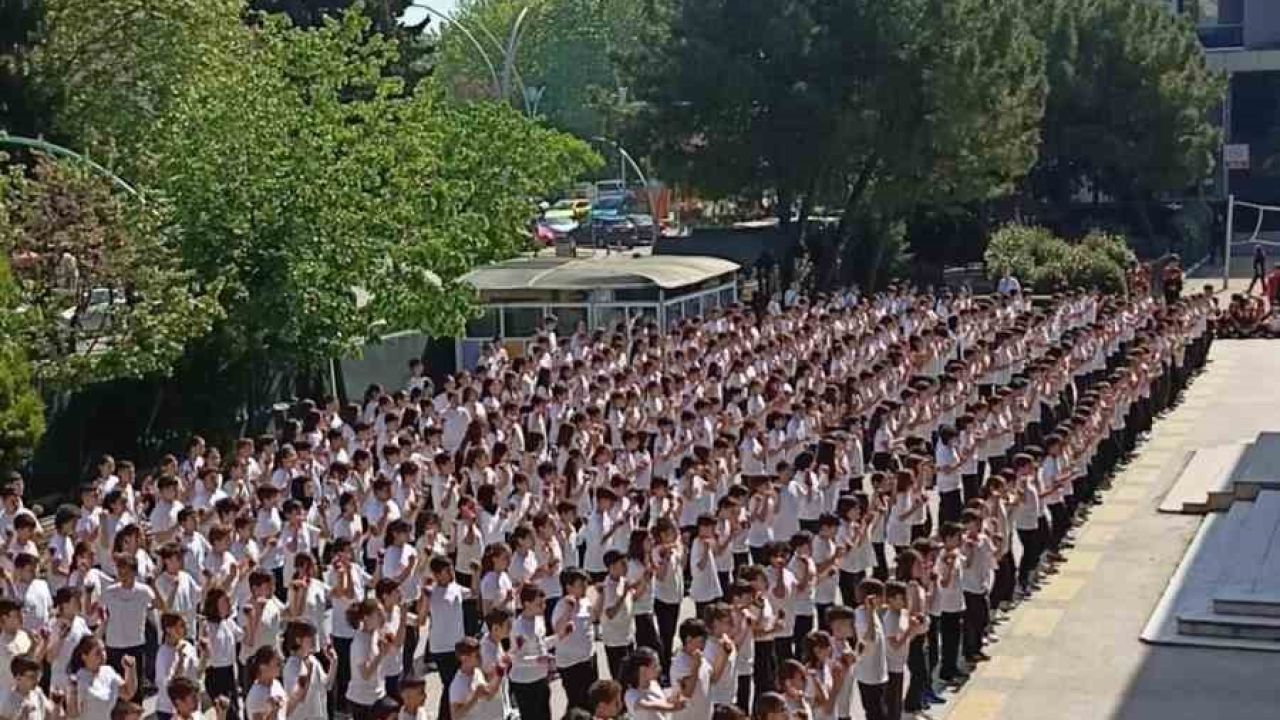 537 öğrenciden dev kaşık oyunu koreografisi