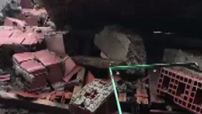 Amasya’da ahır yıkıldı, kadın çiftçi hayvanlarını kurtardı