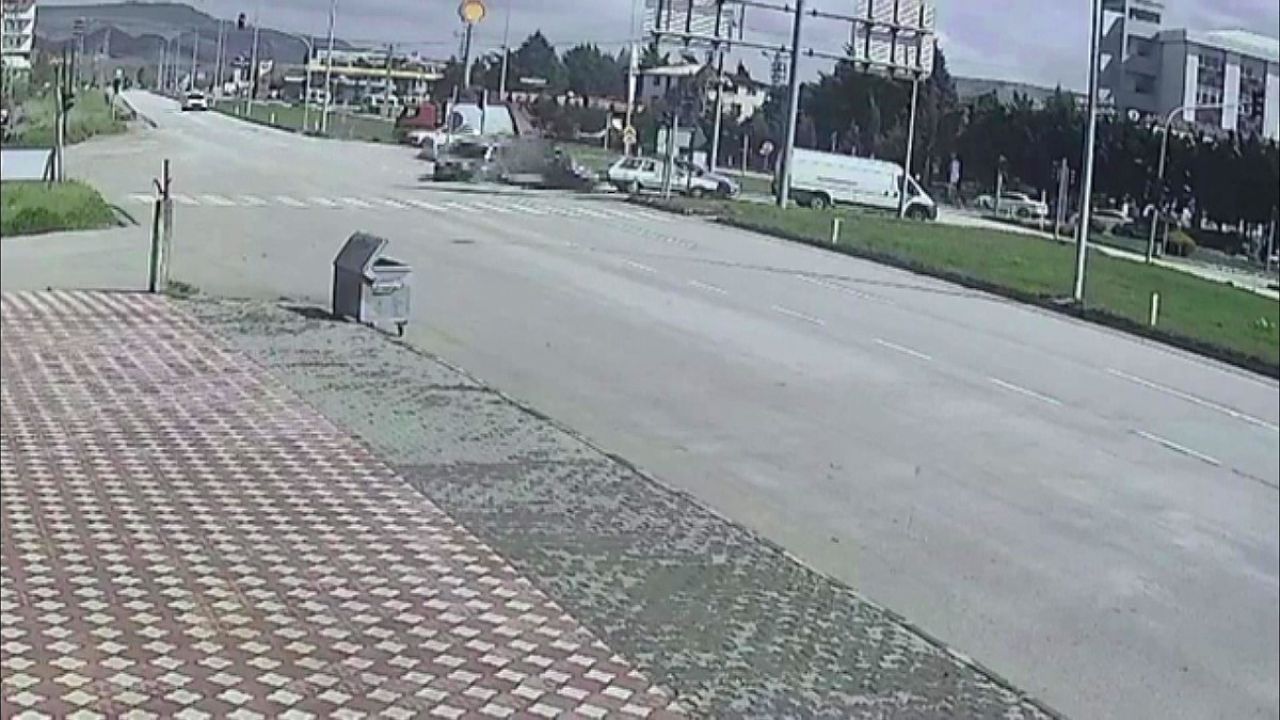 Amasya’da kavşakta araçların çarpıştığı kaza kamerada