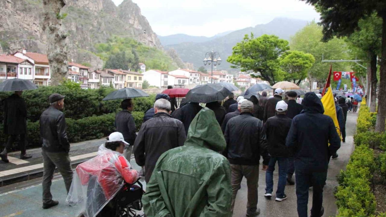 Amasya’da yağmur altında 1 Mayıs yürüyüşü