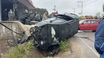 Araçlar çarpıştı: Savrulan hafif ticari araç evin duvarını yıktı, 1 yaralı