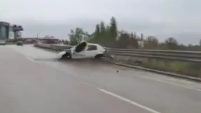 Araçları yavaşlatmak isterken feci kazayı saniye saniye görüntüledi