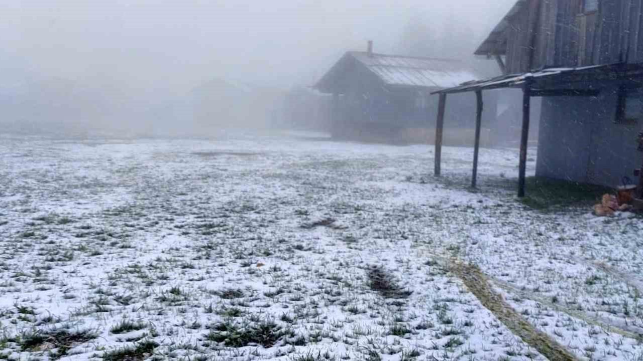 Bahar beklenirken kış geldi, yüksek kesimler beyaz örtüyle kaplandı