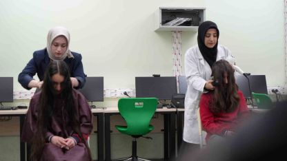 Bayburt’ta meslek öğrenen eller küçük öğrenciler için makas tuttu