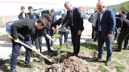 Bayburt’ta öğrenciler fidanları toprakla buluşturdu