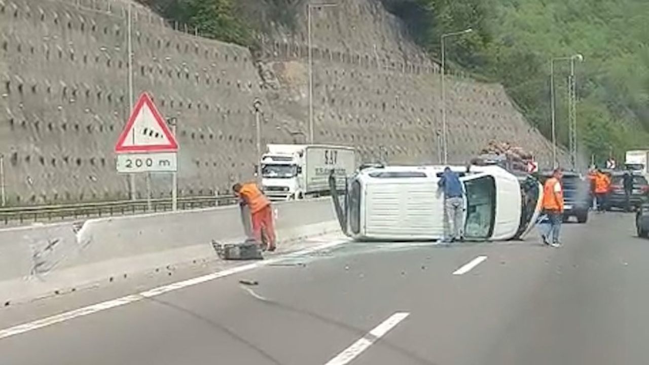 Bolu Dağı’nda otomobil ile çarpışan araç devrildi: Kilometrelerce araç kuyruğu oluştu