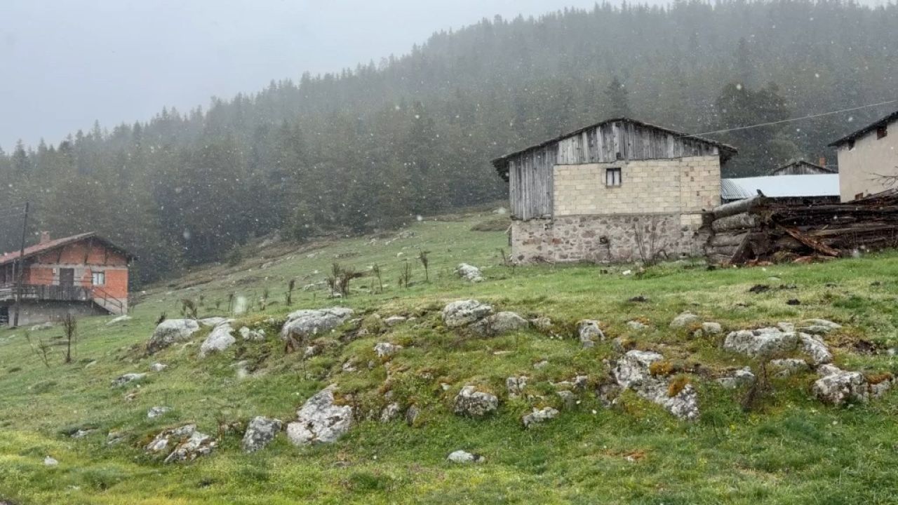 Bolu’da hava sıcaklıkları düştü, yaylalar beyaza büründü