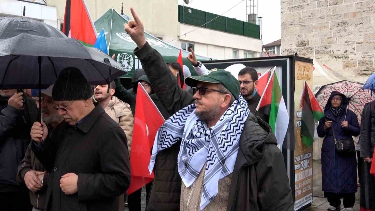 Bolu’da İsrail’in Küresel Sumud Filosu’na saldırısı protesto edildi