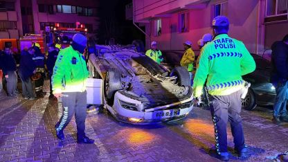 Bolu’da park halindeki araçlara çarpıp takla attı: Sürücü alkolmetreye üfleyemedi