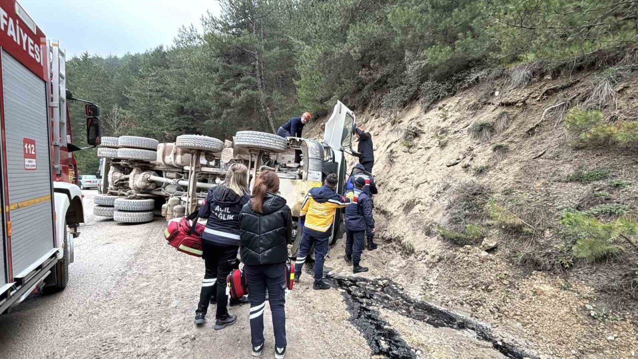 Bolu’da virajı alamayan hafriyat kamyonu devrildi: 1 ölü
