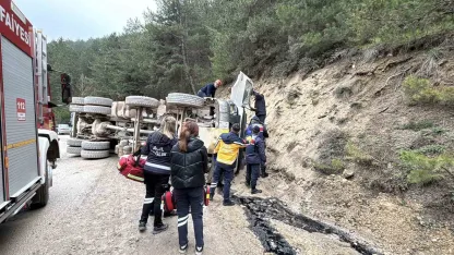 Bolu’da virajı alamayan hafriyat kamyonu devrildi: 1 ölü