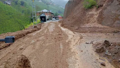 Büyükşehir, heyelanın kapattığı yolları yeniden ulaşıma açtı