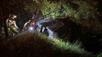 Dereye uçan otomobilde sıkışan sürücüyü itfaiye ekipleri kurtardı