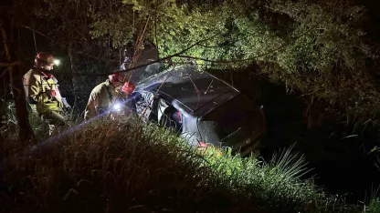 Dereye uçan otomobilde sıkışan sürücüyü itfaiye ekipleri kurtardı