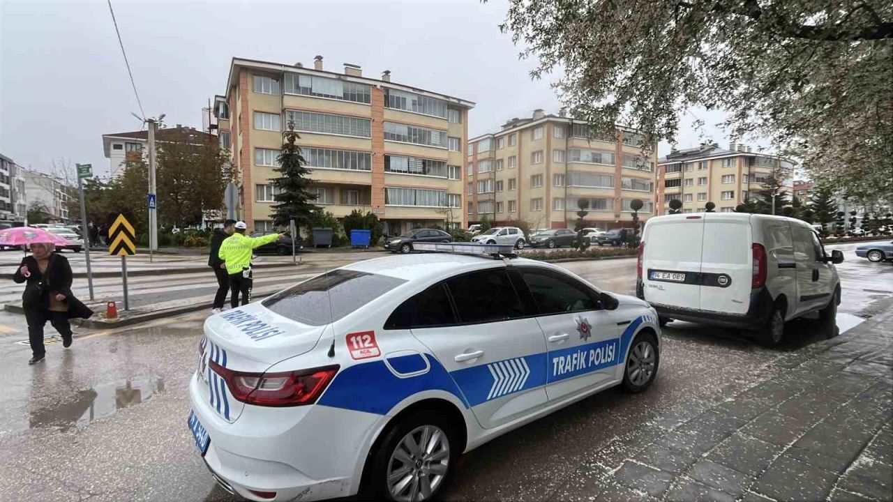 Ehliyeti iptal edilen sürücü yaşlı kadına çarptı