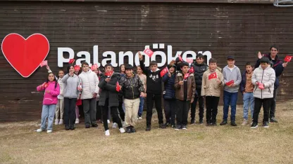 Karayazılı 25 köy çocuuğu ilk kez Palandöken’i gördü, zirvede kartopu oynadı