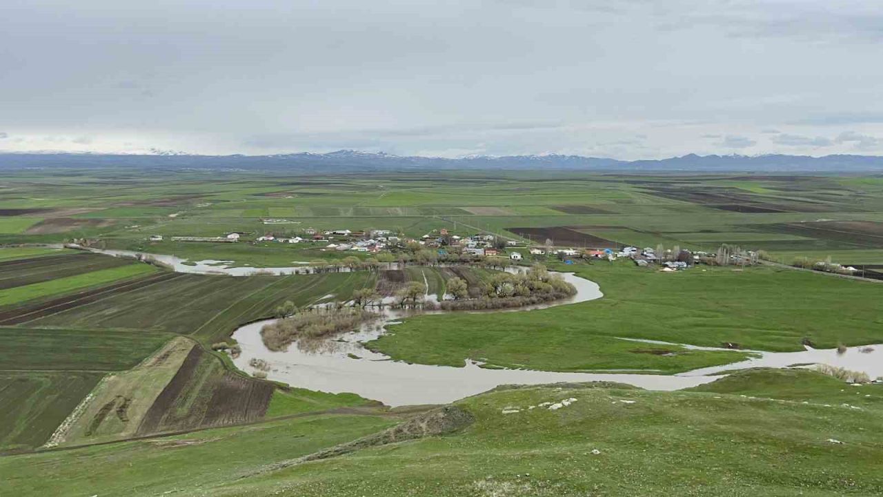 Kars’ta Karahan Çayı 30 yılın rekorunu kırdı: Kalkankale’de ekili araziler sular altında