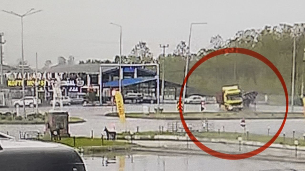 Kırmızı ışıkta durmaya çalışan tır devrildi: Sürücü yaralandı, kaza anı güvenlik kamerasında