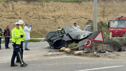 Kontrolden çıkan otomobil direğe çarptı: 1 ölü, 3 yaralı