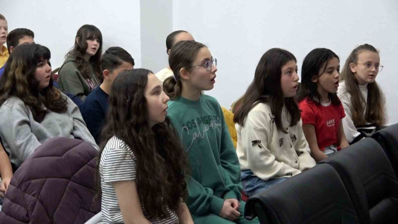 Öğrenciler çoksesli koroda yeteneklerini keşfediyor
