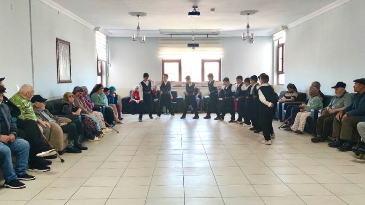 Öğrencilerden huzurevi sakinlerine renkli program