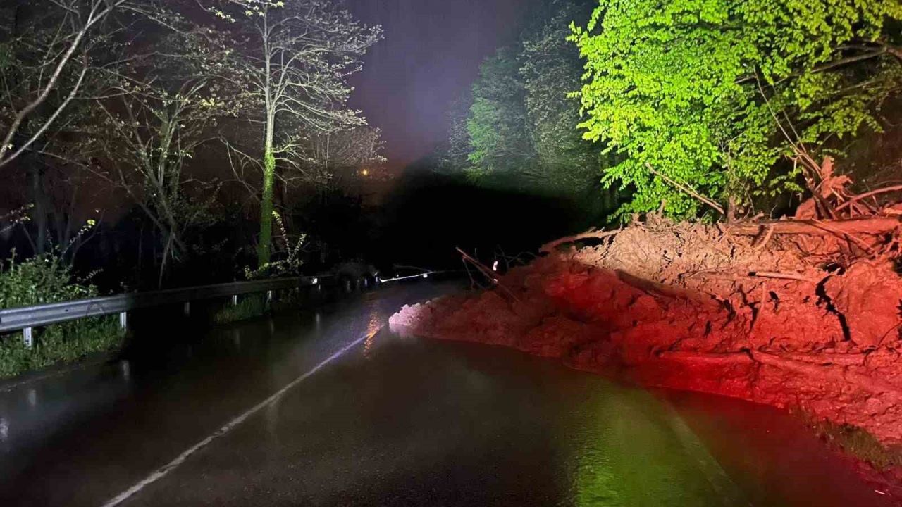Ordu’da heyelan nedeniyle yol ulaşıma kapandı