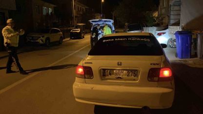Polisi görünce aracını çalışır vaziyette bırakıp kaçtı