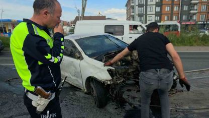 Refüje ve ağaçlara çarpan otomobilin motoru koptu