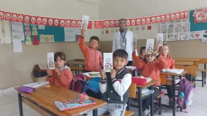 Sağlık ekipleri okul okul gezip hijyeni anlattı