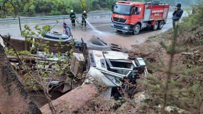 Sinop’ta kum yüklü kamyon devrildi