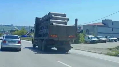 Tır üzerinde önlem alınmadan taşınan beton borular tehlike oluşturdu
