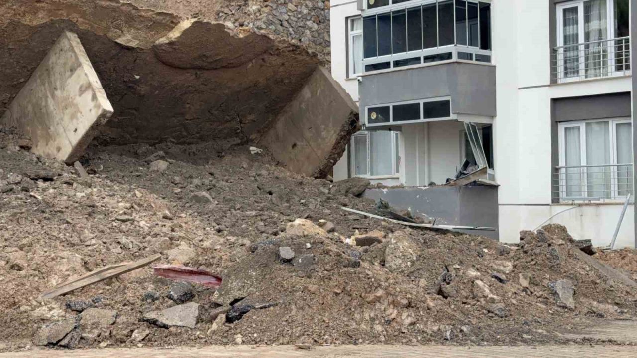 Tokat’ta istinat duvarı çöktü, park halindeki bir araç sürüklendi