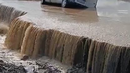 Tokat’ta Kelkit Çayı taştı, araç çöken yolda mahsur kaldı