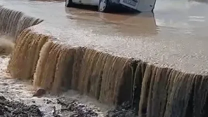 Tokat’ta Kelkit Çayı taştı, araç çöken yolda mahsur kaldı