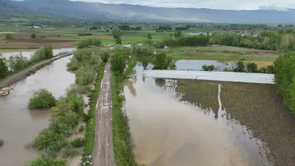Tokat’ta yollar çöktü, sular altında kalan tarım arazileri dron ile görüntülendi