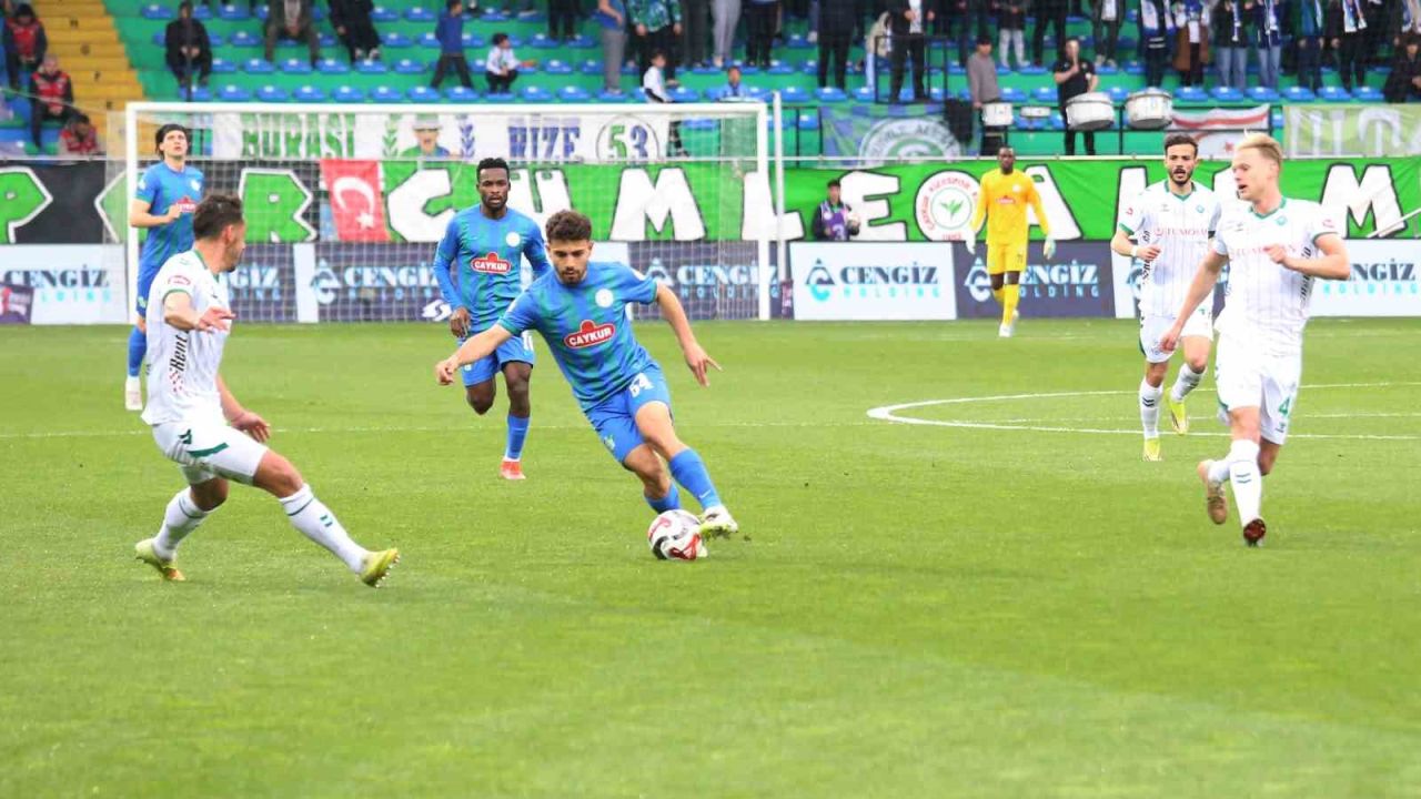 Trendyol Süper Lig: Çaykur Rizespor: 1 - Konyaspor: 1 (İlk yarı)
