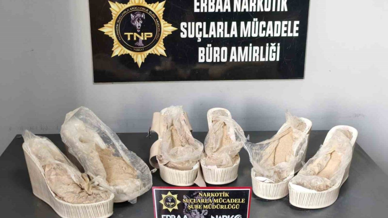 Yüksek ökçelerinden eroin çıktı
