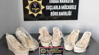 Yüksek ökçelerinden eroin çıktı